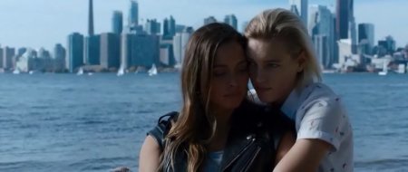 Ниже её губ (2016)